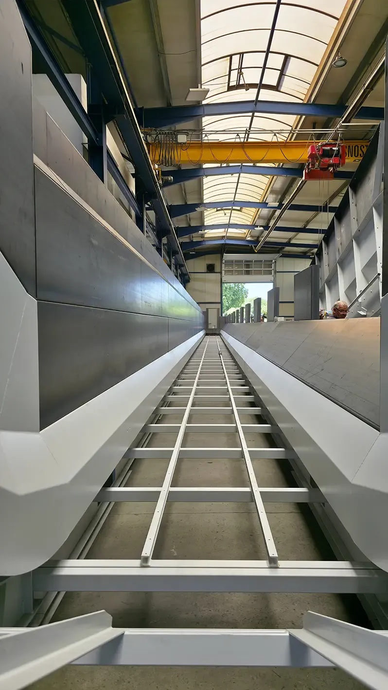 Tung industriell transportør med metallbåndflate — illustrasjon fra leverandør