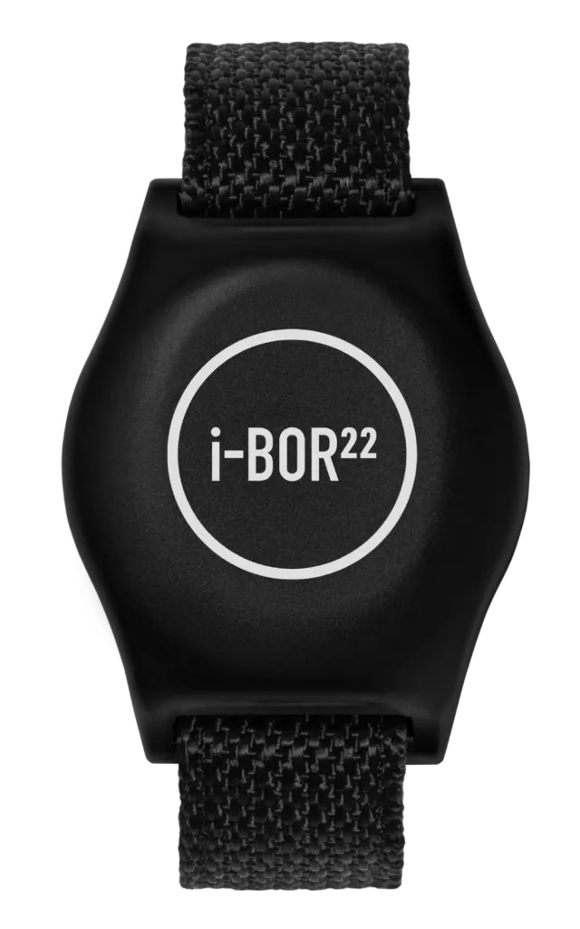 i-BOR 22 personlig transponder (P-TAG) fra Borema, båret som armbånd