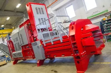 Horisontal ballepresse fra Riko Ekos i produksjonsmiljø