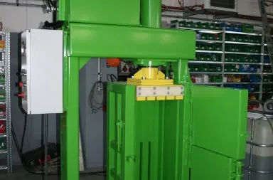 Vertikal ballepresse fra Riko Ekos