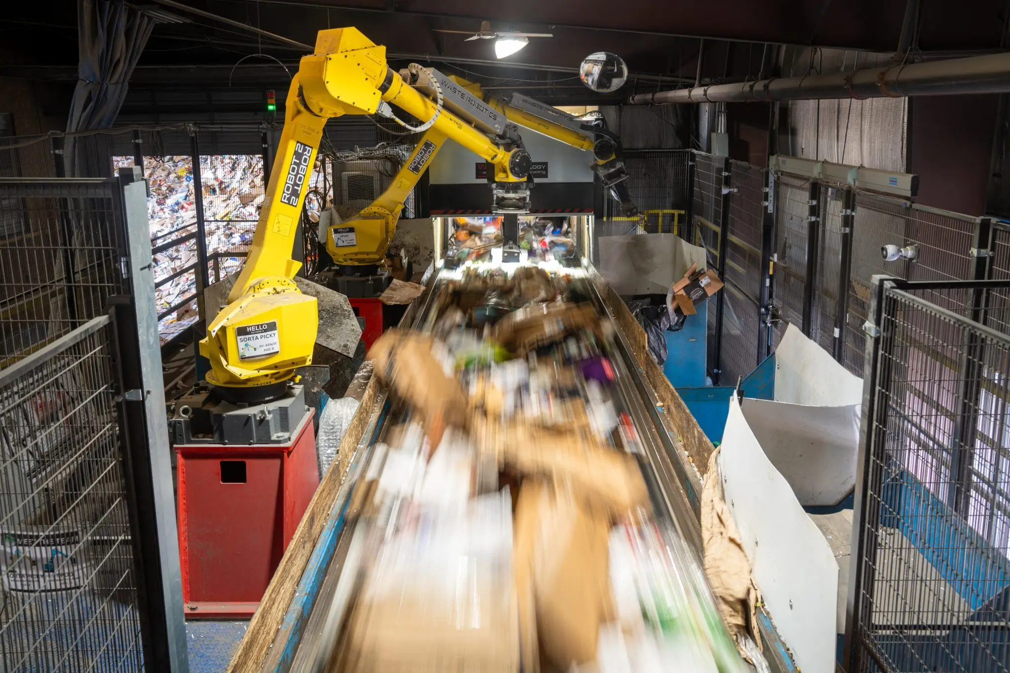 Sorteringsrobot fra Waste Robotics i drift på et gjenvinningsanlegg