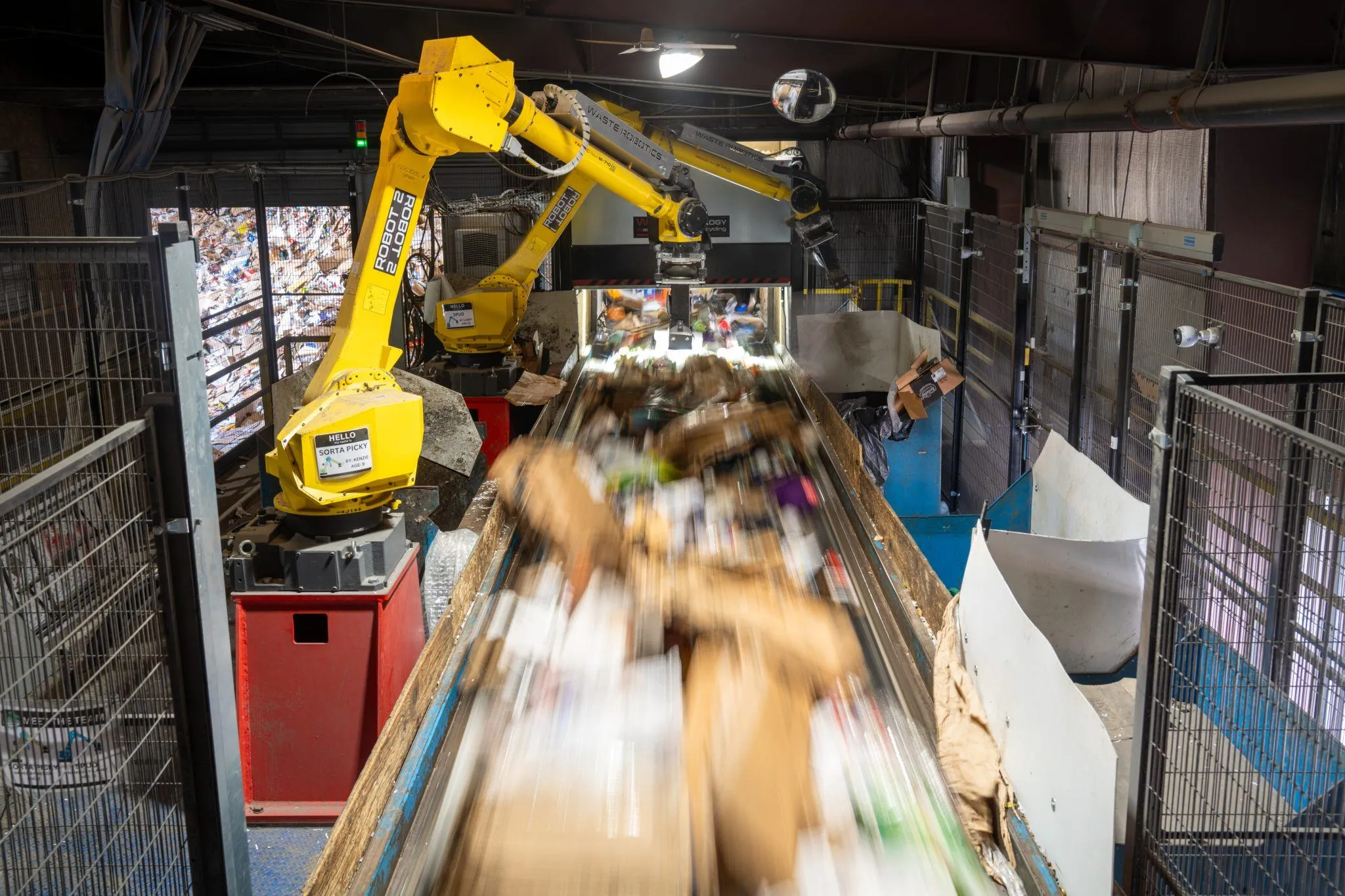 Sorteringsrobot fra Waste Robotics i drift på et gjenvinningsanlegg